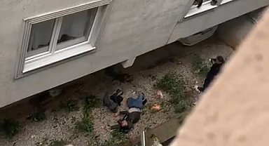 Aldatıldığı gerekçesiyle eşi bıçakla üzerine yürüdü, kendisini 2.kattan aşağıda buldu
