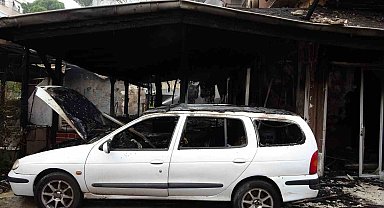 Alev topuna dönen 2 katlı bina yangınında eşinin otomobili küle dönen adam isyan etti