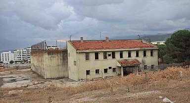 Aliağa'da 12 yıldır atıl halde bekleyen cezaevi yıkılıyor