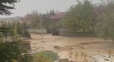 Ankara'da yağışın ardından mahalleyi su bastı