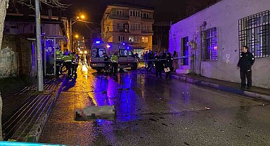 Annesinin elini bırakıp yola fırlayan çocuk aracın altında can verdi, sürücü kaçtı