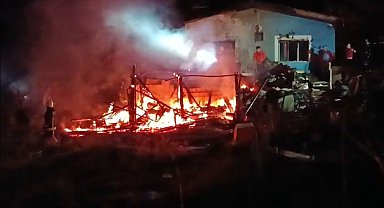 Antalya'da korkutan depo ve ev yangını