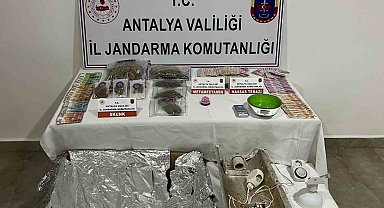 Antalya'da ruhsatsız silah ve uyuşturucu operasyonu: 3 şüpheli yakalandı