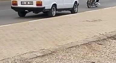 Arızalanan otomobili motosiklete bağlanan halatla çektiler