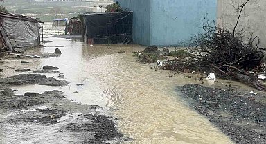 Arnavutköy'de dere taştı, evleri su bastı