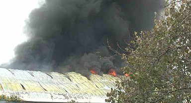 Arnavutköy'de fabrikada korkutan yangın, dumanlar gökyüzünü sardı