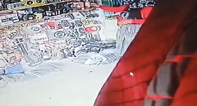 Arnavutköy'de oto aksesuarcıdan, oto kokusu çalan kadın hırsızlar kamerada