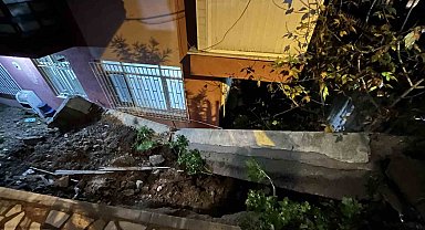 Avcılar'da iki bina arasındaki istinat duvarı çöktü