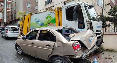 Bağcılar'da freni boşalan çöp kamyonu 7 araca çarptı, şoför araçtan atladı