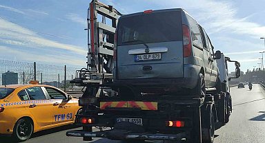 Bahçelievler E5'te araç bariyere saplandı: 1 yaralı