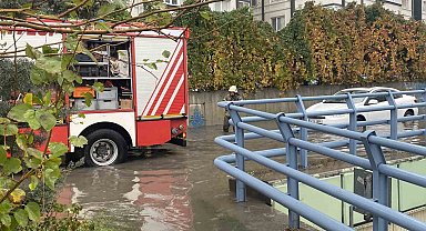 Bahçelievler'de bir araç göle dönen yolda mahsur kaldı