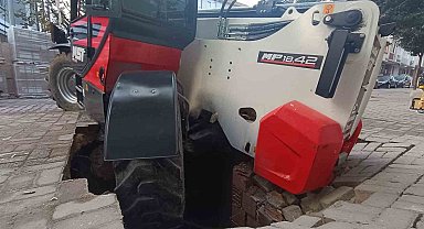 Bahçelievler'de vincin çalışma yaptığı esnada kaldırım çöktü