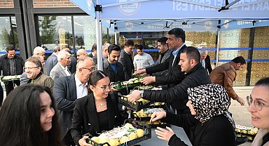 Başkan Kocaman meclis üyelerine ayva dağıttı