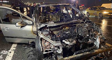 Bayrampaşa'da kına gecesinden dönen iki arkadaşın otomobili alev alev yandı