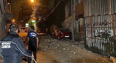 Beyoğlu'nda metruk binadan dökülen taşlar park halindeki 3 aracı pert etti