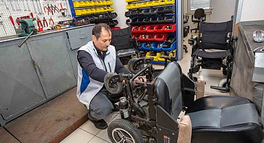 Bursa Büyükşehir Belediyesi engelli vatandaşların tekerlekli sandalyelerini tamir ediyor