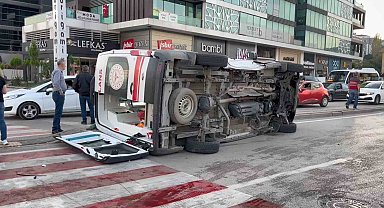 Bursa'da ambulans kaza yaptı: 1'i sağlık personeli 3 kişi yaralandı