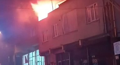 Bursa'da bir evin çatısı alev alev yandı