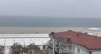 Bursa'da etkili olan lodos ve fırtına ortalığı birbirine kattı