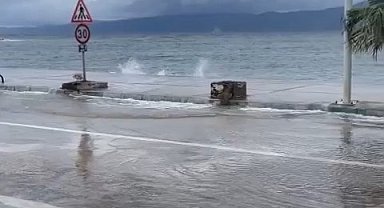 Bursa'da fırtına ve sağanak sebebiyle denizle karayolu birleşti