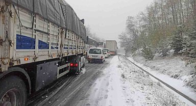 Bursa'da kar yağışı sebebiyle yol kapandı