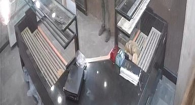 Bursa'da sadaka kutusunu çalan hırsız kamerada