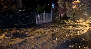 Bursa'da sağanak yağış sele dönüştü: Dereler taştı, yollar göle döndü