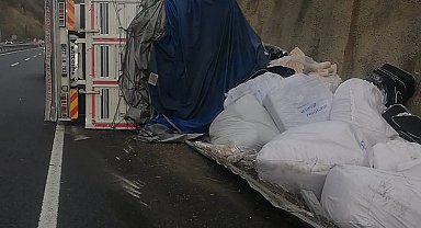 Bursa'da tır ile çarpışan kamyon devrildi: 1 yaralı