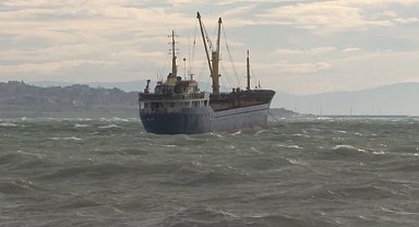 Büyükçekmece'de tonlarca ağırlıktaki gemi lodosta böyle sallandı