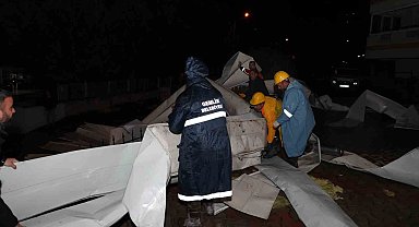 Çatısı uçan okula belediye ekiplerinden anında müdahale