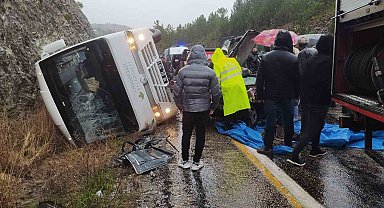 Cenazeye gidenleri taşıyan midibüs ile otomobil çarpıştı: 1 ölü, 3 yaralı…