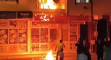 Çocuklar çakmakla oynarken evi yakıyordu