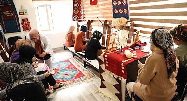 Diyarbakır'da Çermik Aile Destek Merkezi'ne giden kadınlar kurslarda terapi görüyor