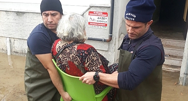 Edremit Sular Altında! Selde Mahsur Kalanların Yardımına İtfaiye Merdiven İle Yetişti