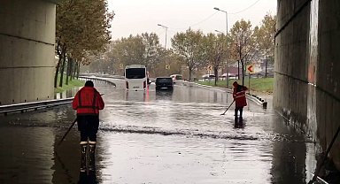 Esenler'de alt geçit göle döndü: Bir servis minibüsü ile otomobil suda mahsur kaldı