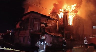 Fatih'te 2 katlı ahşap metruk bina alev alev yandı