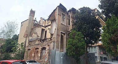 Fatih'te metruk bina kısmen çöktü, park halindeki araçlar hasar gördü