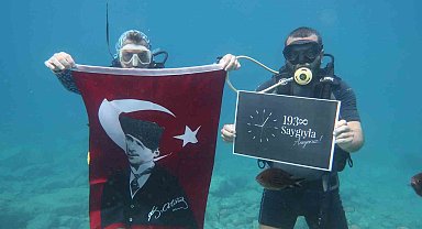 Fethiye'de dalgıçlar Atatürk'ü 10 metre derinlikte Türk bayrağı açarak andı
