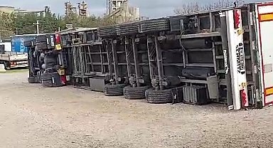 Fırtına Erikli Su Fabrikası'nın bahçesindeki tırları devirdi