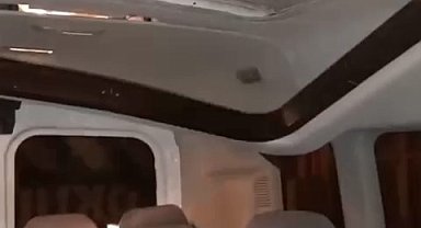 Fırtınada servis minibüsünün içine evin bacası düştü
