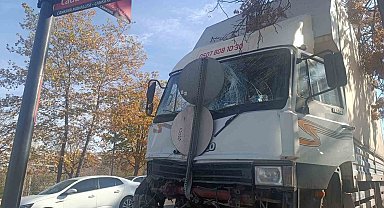 Freni patlayan kamyonet direğe çarparak durabildi