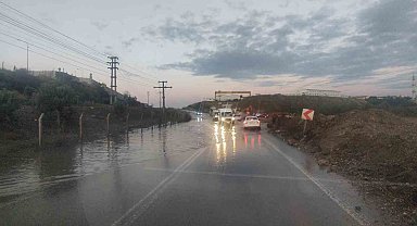 Gemlik'te sel suları yolu kapattı, trafik aksıyor