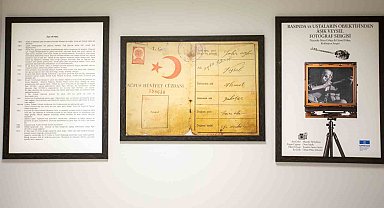 Göremedikleri fotoğrafları, dokunarak anladılar