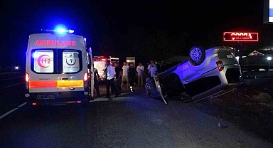 Hafif ticari araç, iki otomobile çarpıp ters döndü: 1 yaralı