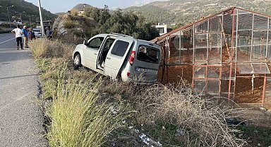 Hafif ticari araç yoldan çıktı: 2 yaralı