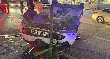 Halk otobüsüne çarpan otomobil takla attı, 1 kişi yaralandı: Çarpma anı kamerada