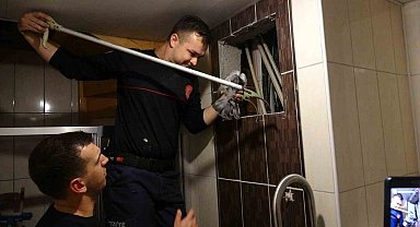 Havalandırmada mahsur kalan güvercin itfaiye ekipleri tarafından kurtarıldı
