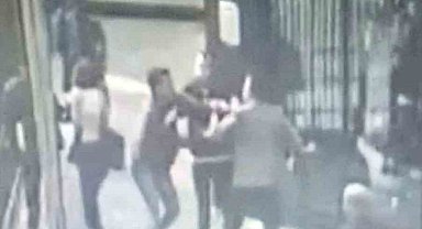 Hem adliye önünde sanık tarafından darp edildi, hem bilekliği çalındı