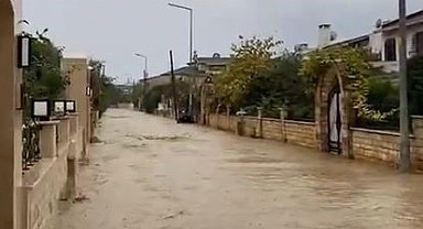 İstanbul Silivri'de caddeler ve sokaklar göle döndü