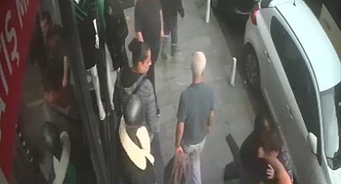 İstanbul'da akıl almaz olay kamerada: 20 aracı yumruklayınca esnaftan dayak yedi